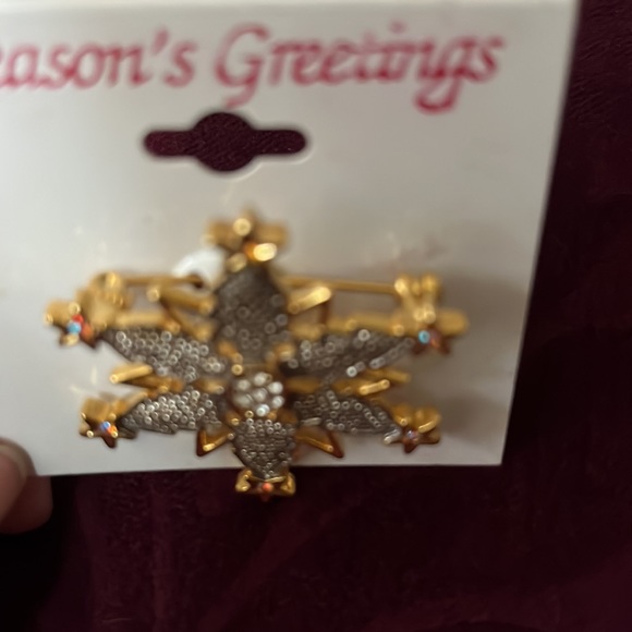 NWT Gold and crystal snowflake pin brooch - Picture 4 of 7